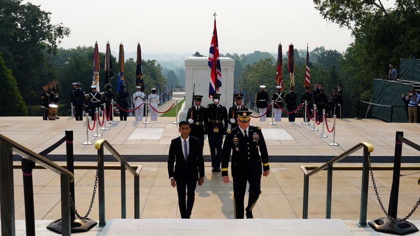 Rishi Sunak visits Arlington National Cemetery in Washington, D.C.
